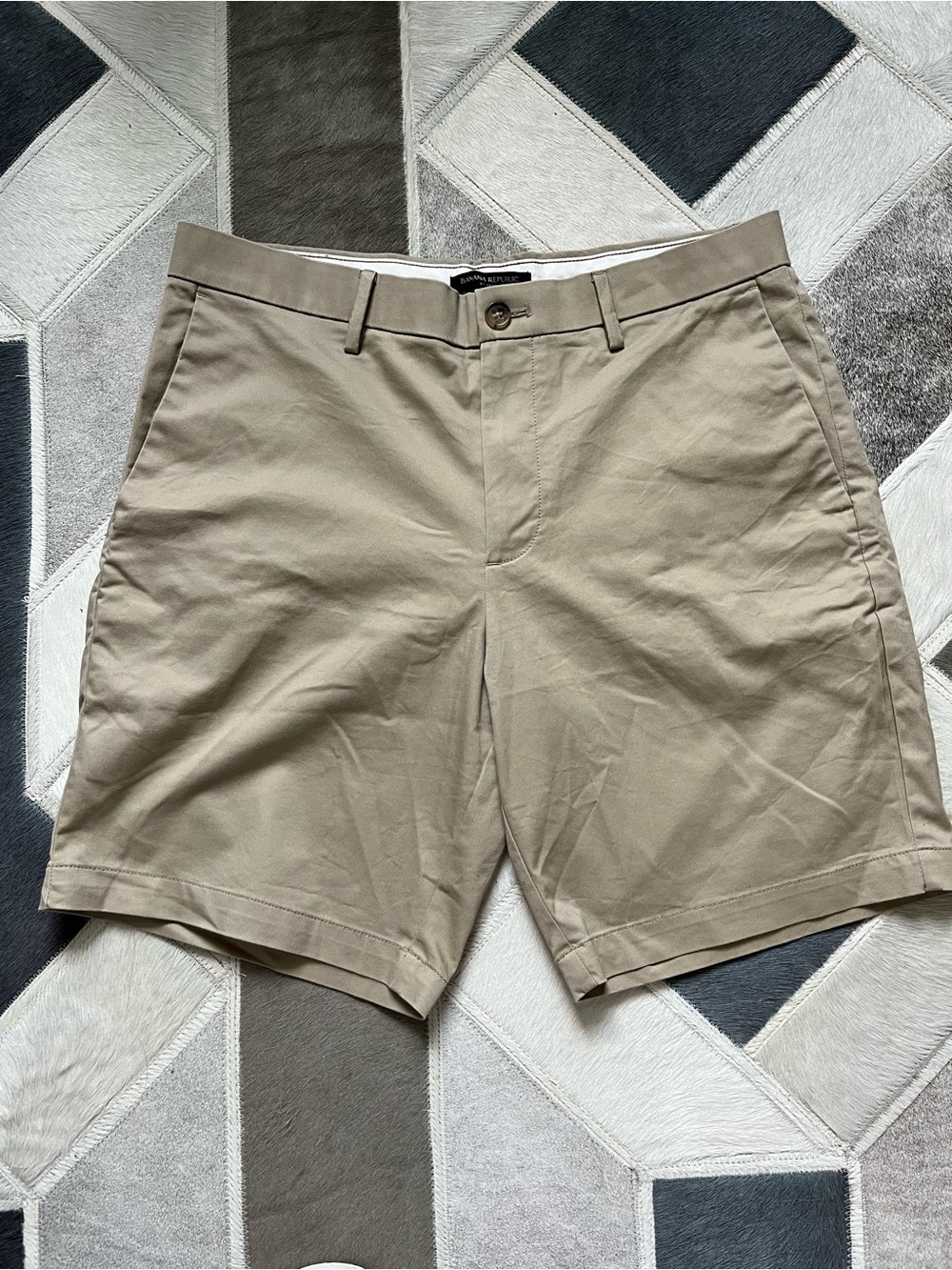 Banana Republic Men’s Flat Front Shorts in Khaki
